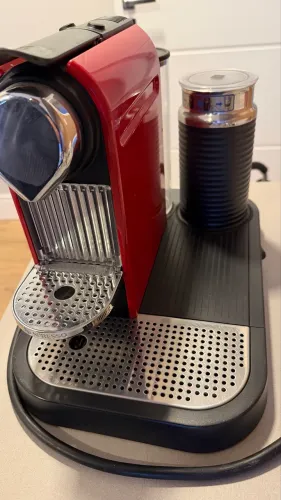 Cafeteira Nespresso modelo Pixie com Aeroccino
