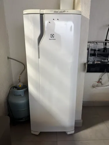 GELADEIRA ELECTROLUX RE31 SEMI NOVA
