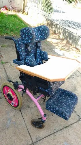 Cadeira de rodas infantil