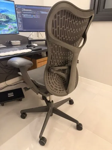Cadeira Herman Miller Mirra 2 Triflex grafite, ergonômica completa, original