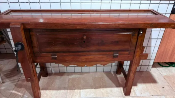 Vende-se mesa com cadeiras, penteadeira, Buffet, poltrona, escrivaninha com cadeira