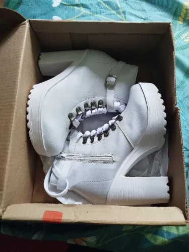 Vendo bota branca