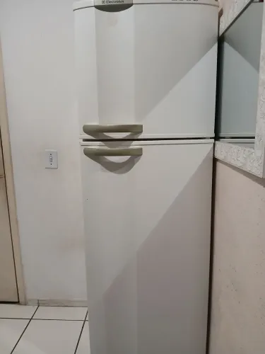 Vende- se geladeira usada funciona perfeitamente  só te algumas variações 