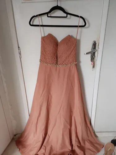 Vestido de festa perfeito, detslhes em pérolas.