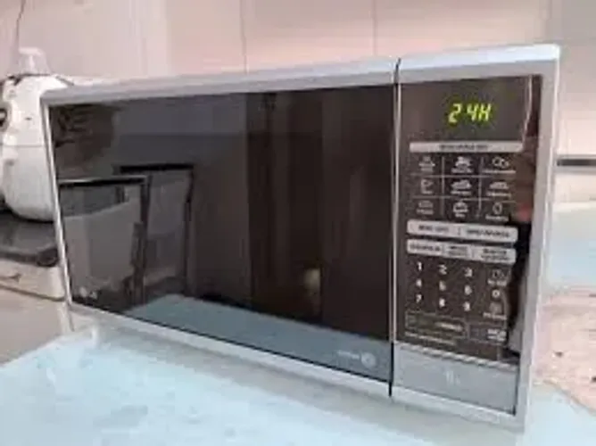 Microondas LG 30 litros frente espelhada funcionando normal