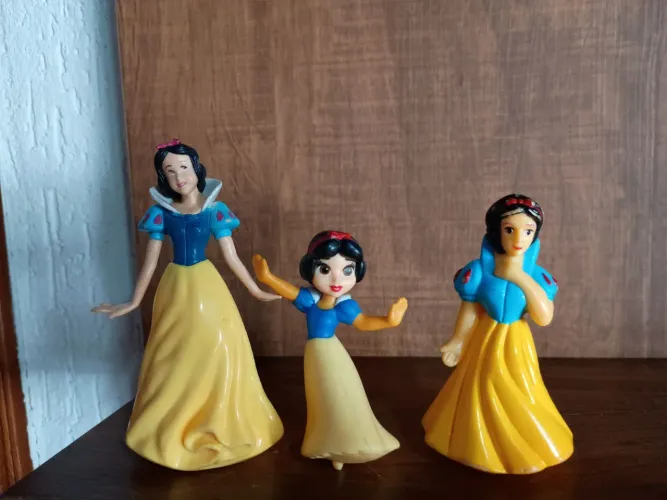 3 bonecas branca de neve usadas na condição das fotos