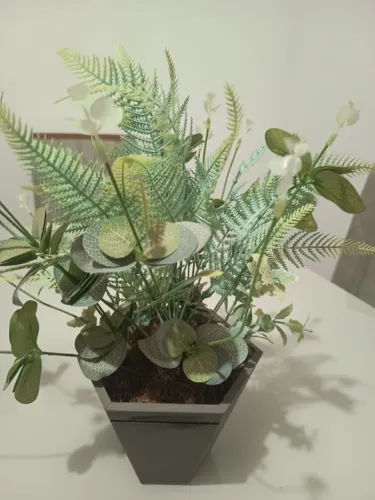 Arranjo Artificial de Folhagens Verdes com Samambaias em Vaso Cinza