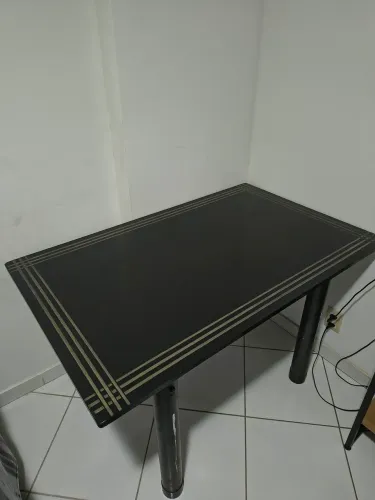 Mesa de jantar com tampo de mármore - 4 lugares