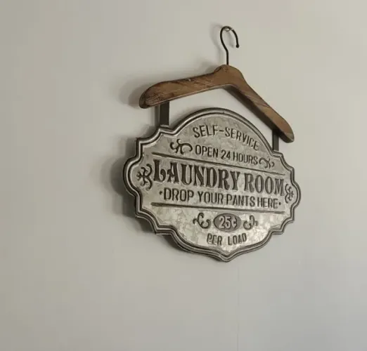 PLACA DECORATIVA VINTAGE- "LAUNDRY ROOM" METAL ALTO RELEVO C/CABIDE DE MADEIRA ESTIL RETRÔ