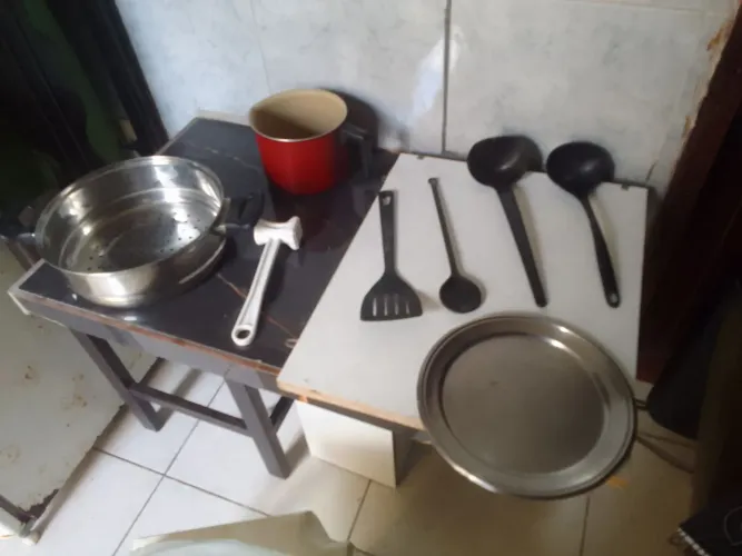 Kit conj _ 1 escorredor _ 1 chaleira _ 1 batedor 1 travessa 2 conchas 1 espátula 1 colher