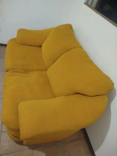 Sofá 2 lugares mostarda