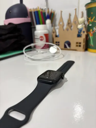 Apple Watch SE 3 - comprado há 1 mês, com caixa e cabo original.