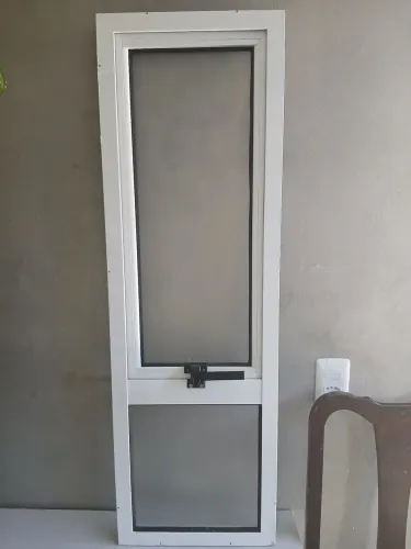 Janela de alumínio pivoltante