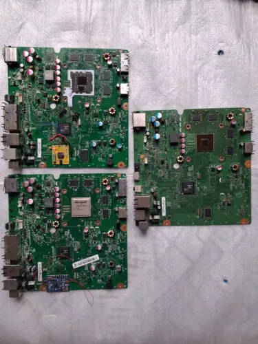 Lote com 3 Placas Mãe de Xbox 360: Slim e Super Slim - Com Defeito - Sucata