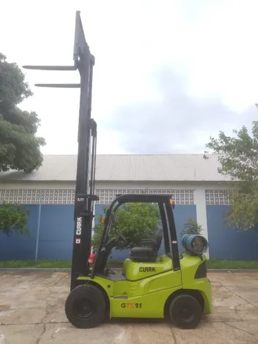 Empilhadeira Clark 2,5T * Torre triplex * 2017