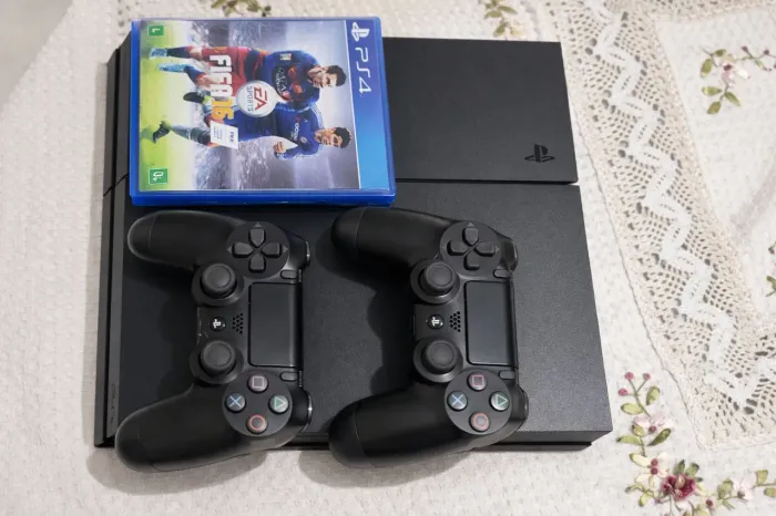 Playstation 4 com 3 controles