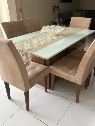 Cadeiras de mesa de jantar.