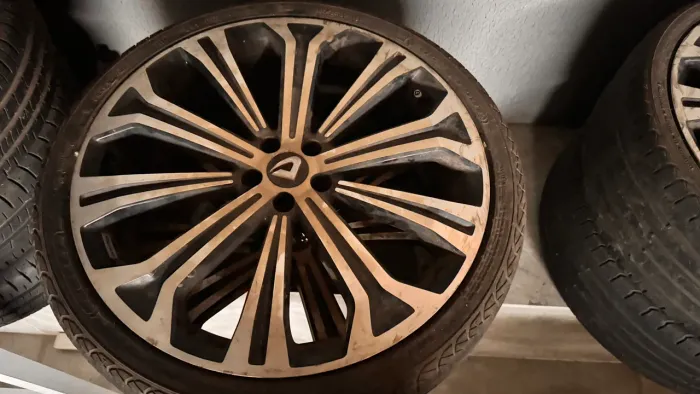 Rodas aro 20 estava em um Corolla.