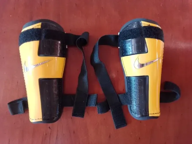 Caneleira original Nike ideal para futebol, skate, patins e outros esportes