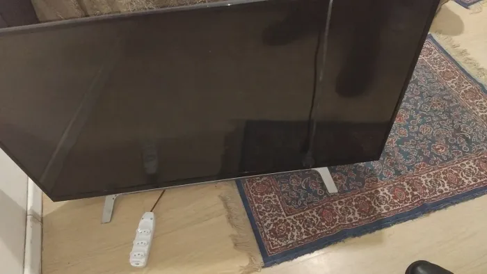 Vendo TV toshiba 43 polegadas com defeito, tela intacta mas não transmite imagem 