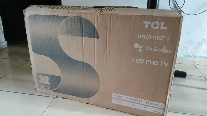 Vendo TV 32 polegadas TCL,Bom estado,2 anos