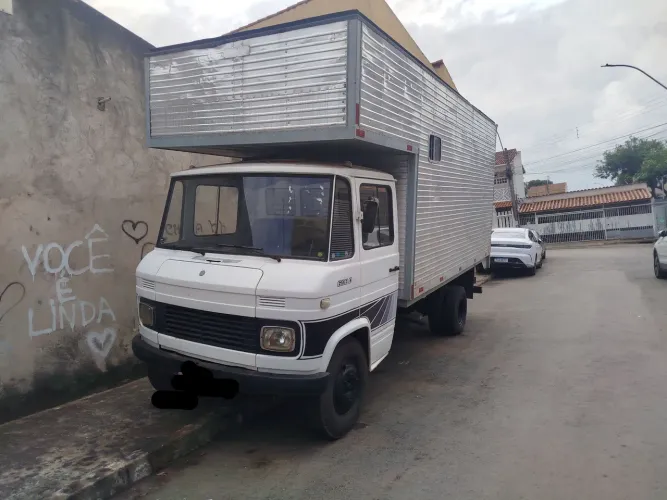 Vendo troco excelente MB 608 baú