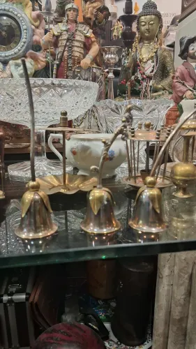 sinetas de mesa antigas, banhadas a prata e detalhes dourados em formato de tulipas