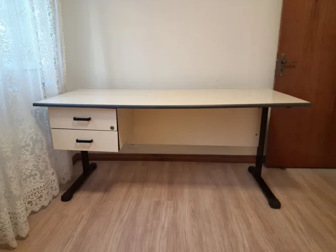 Mesa de escritório com duas gavetas