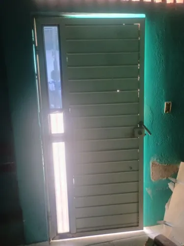 Portão social de ferro com fechadura