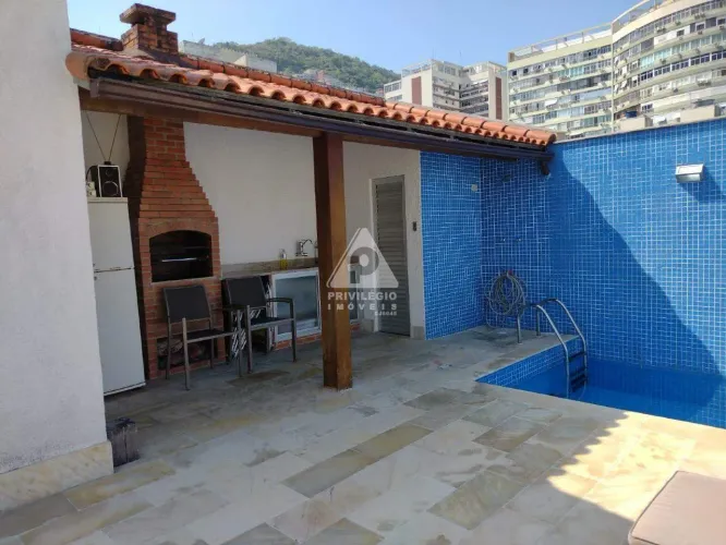 Cobertura triplex com 3 quartos, 1 suíte, churrasqueira, piscina e 2 vagas em Ipanema - RJ
