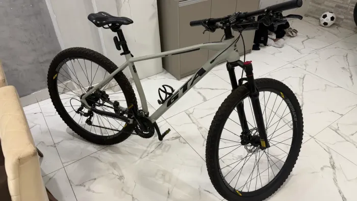 Bicicleta Mountain Bike quadro GTA alumínio, Aro 29, Cassete 8v, Freios hidráulico