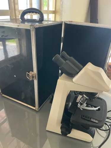 Microscópio NIKON eclipse E200