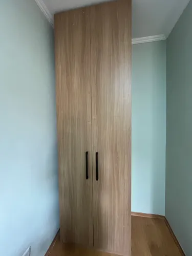 Guarda- roupa compacto e funcional