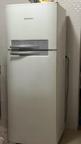 VENDO GELADEIRA ELECTROLUX FROST FREE DF50