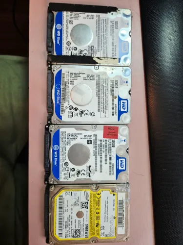 4 mini hds 500gb (3 WD blue e 1 Samsung) testadas e funcionando 100% crystal disk)