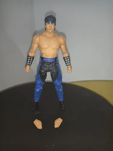 Liu Kang player 2 McFarlane (figura + 2 mãos) incompleto