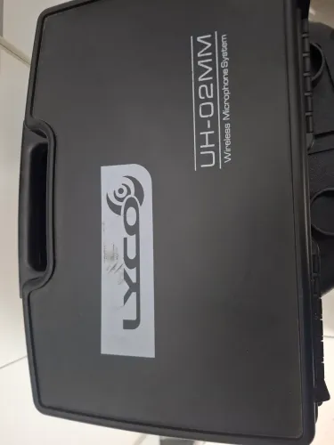 Microfone sem fio com receptor.