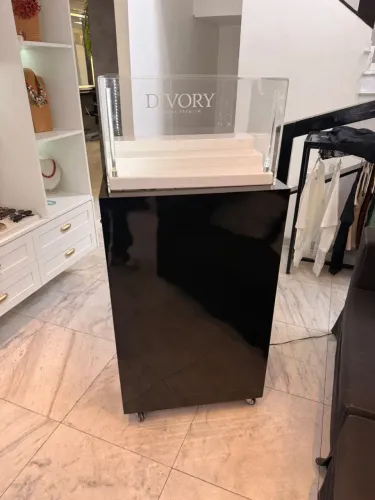 VITRINE EXPOSITORA PARA JOIAS / SEMIJOIAS + ARMÁRIO COM GAVETAS + MOSTRUÁRIO