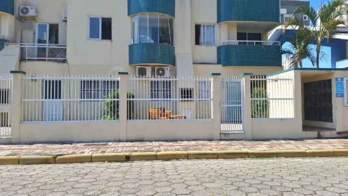 Apto 2 qtos com ar a 200 metros praia de Bombas em Bombinhas SC