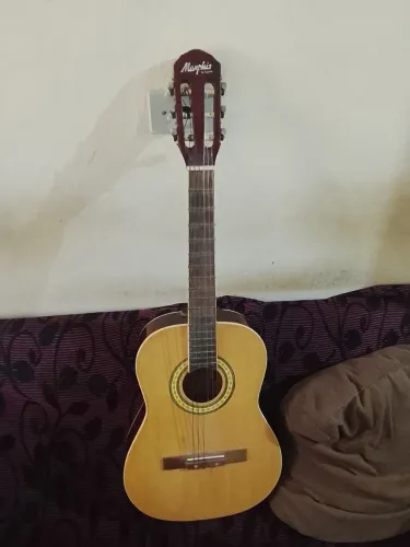 Violão corda de Nylon para iniciantes. Precisa de reparo simples, defeito nas fotos.