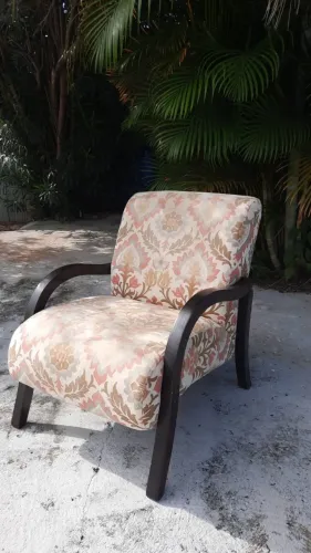 Poltrona em tecido e madeira muito confortável bem conservada