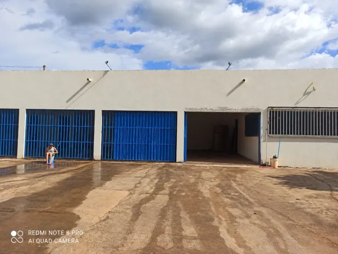 VENDE-SE GALPÃO COM ESCRITÓRIO GRANDE - 2 BANHEIROS