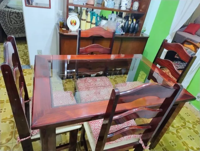 Mesa madeira com tampo de vidro/4 Cadeiras