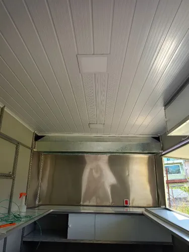 Vendo Trailer, medidas 3X2, em ACM, com balcões, armários, pia e coifa com ecauto.Um eixo