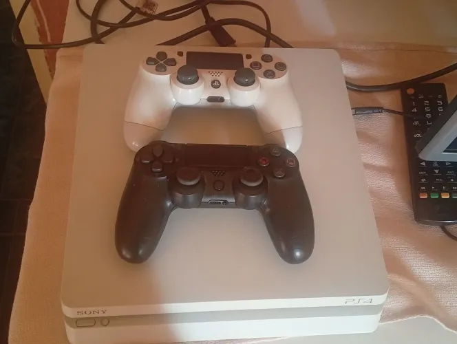 VENDO PS4  com 2 controles 