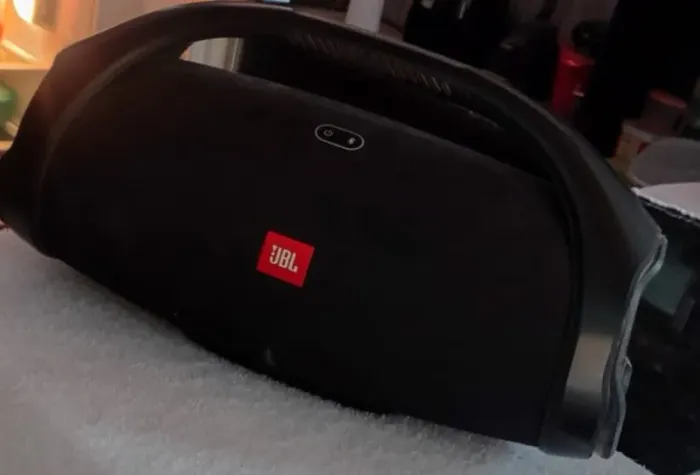 Vendo uma caixa jbl original 2 anos de uso bem conservada não faço entrega .