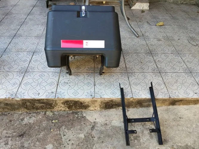 Baú 80 litros com suporte 