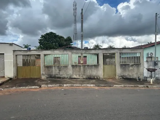 Itaberaí - Vendo Casa na Rua Rio das Pedras, na Praça da Vila Camargo, Lote com 403m2