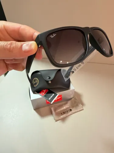 Ray-Ban Justin Preto emborrachado com lente cinza degradê Original