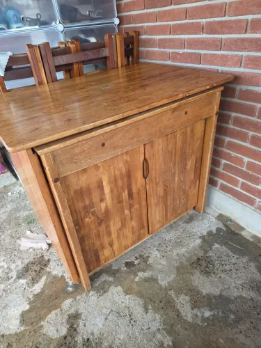 Mesa balcão com banquetas em madeira